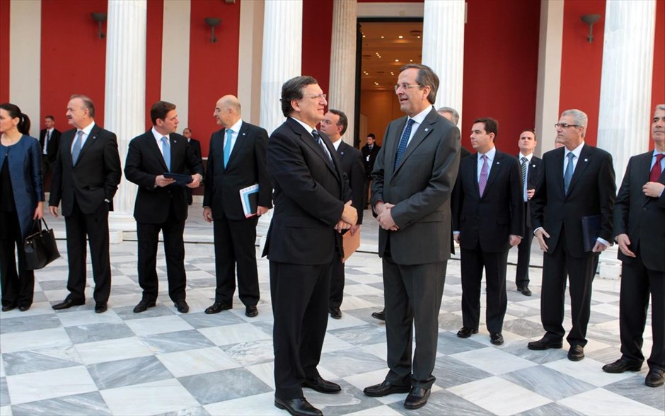 Αρχίζει σήμερα η Ελληνική Προεδρία της Ευρωπαϊκής Ένωσης. Ο πρωθυπουργός Αντώνης Σαμαράς συνομιλεί με τον Πρόεδρο της Ευρωπαικής Επιτροπής Ζοζέ Μανουέλ Μπαρόζο στο περιστύλιο του Ζαππείου. Με την κοινή σύσκεψη του Κολεγίου των Επιτρόπων με το ελληνικό Υπουργικό Συμβούλιο αρχίζει σήμερα η Ελληνική Προεδρία της Ευρωπαϊκής Ένωσης, που θα διαρκέσει ως το τέλος του Ιουνίου του 2014. Η ελληνική Προεδρία έχει θέσει τέσσερις βασικές προτεραιότητες: την ανάπτυξη και την απασχόληση, την εμβάθυνση της Οικονομικής και Νομισματικής Ένωσης (ΟΝΕ), την αποτελεσματική διαχείριση της παράνομης μετανάστευσης και την προώθηση της θαλάσσιας πολιτικής.
