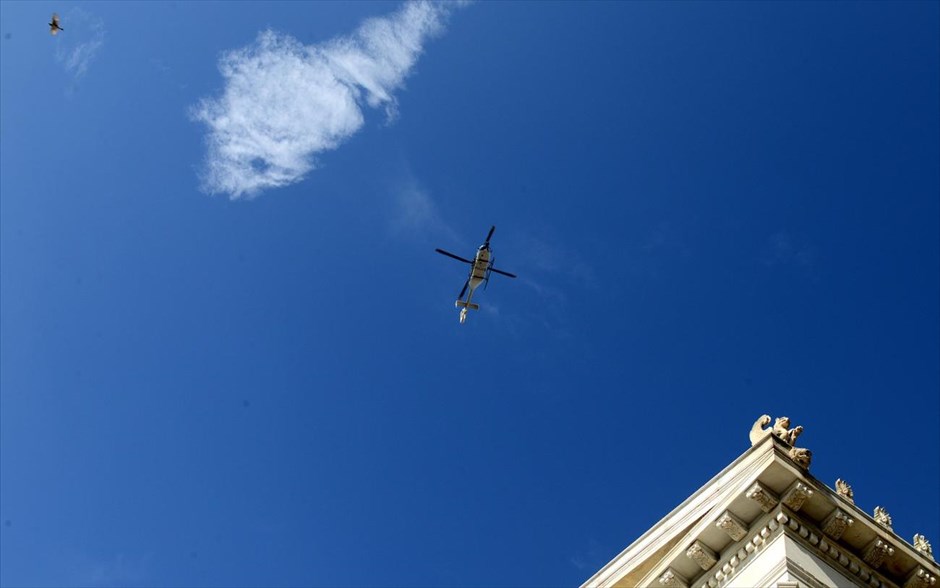 Ελληνική προεδρία της Ε.Ε. - Ζάππειο - Μέτρα Ασφαλείας. Ελικόπτερο της αστυνομίας πετά πάνω από το Ζάππειο. 