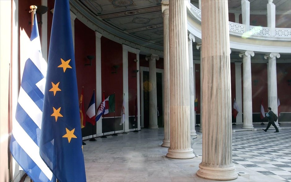 Σημαία Ελλάδας - Ε.Ε. - Ζάππειο. Σημαίες των κρατών - μελών της Ε.Ε. παραταγμένες στο περιστύλιο του Ζαππείου Μεγάρου όπου πραγματοποιήθηκε η κοινή συνεδρίαση του Κολεγίου των Επιτρόπων και του Υπουργικού Συμβουλίου.