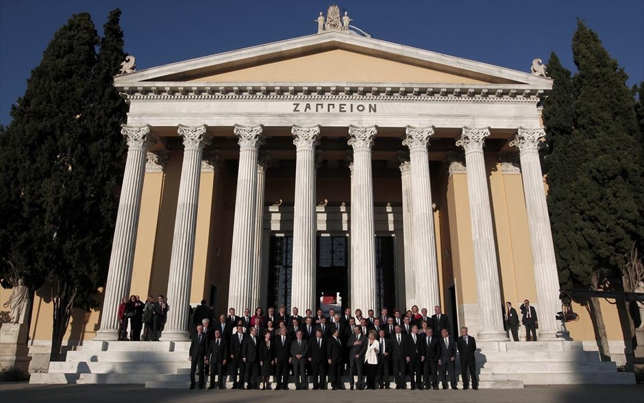 Ελληνική προεδρία της Ε.Ε. - Ζάππειο - Οικογενειακή φωτογραφία . Ο πρωθυπουργός Αντώνης Σαμαράς, οι ευρωπαίοι Επίτροποι και τα μέλη της ελληνικής κυβέρνησης ποζάρουν στο φωτογραφικό φακό για την καθιερωμένη «οικογενειακή» φωτογραφία.