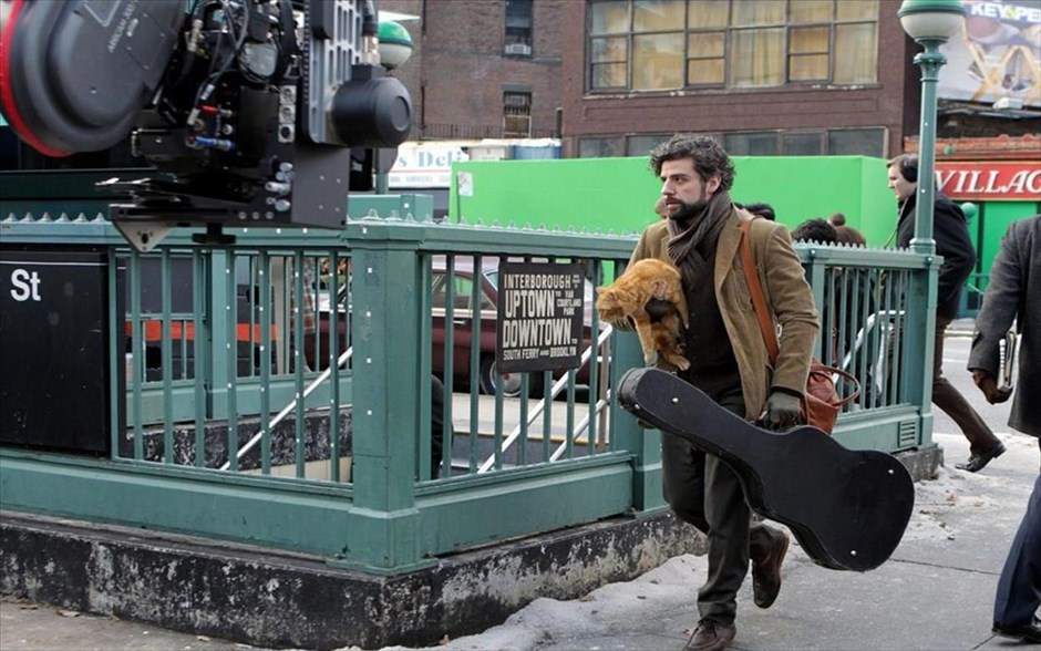 «Inside Llewyn Davis». Αντλώντας έμπνευση από την πραγματική ιστορία του Βαν Ρονκ και της μουσικής του, οι αδερφοί Κοέν γράφουν το σενάριο και σκηνοθετούν το μουσικό δράμα, «Inside Llewyn Davis», που απέσπασε τον Χρυσό Φοίνικα στο Φεστιβάλ των Καννών.