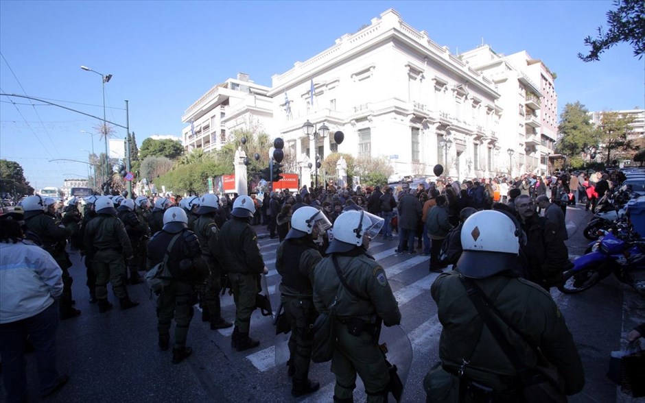 Διαμαρτυρία σχολικών φυλάκων έξω από το υπουργείο Διοικητικής Μεταρρύθμισης. 