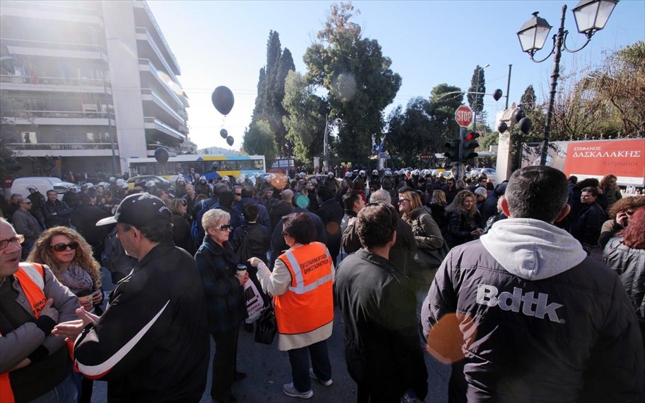 Διαμαρτυρία σχολικών φυλάκων έξω από το υπουργείο Διοικητικής Μεταρρύθμισης. 