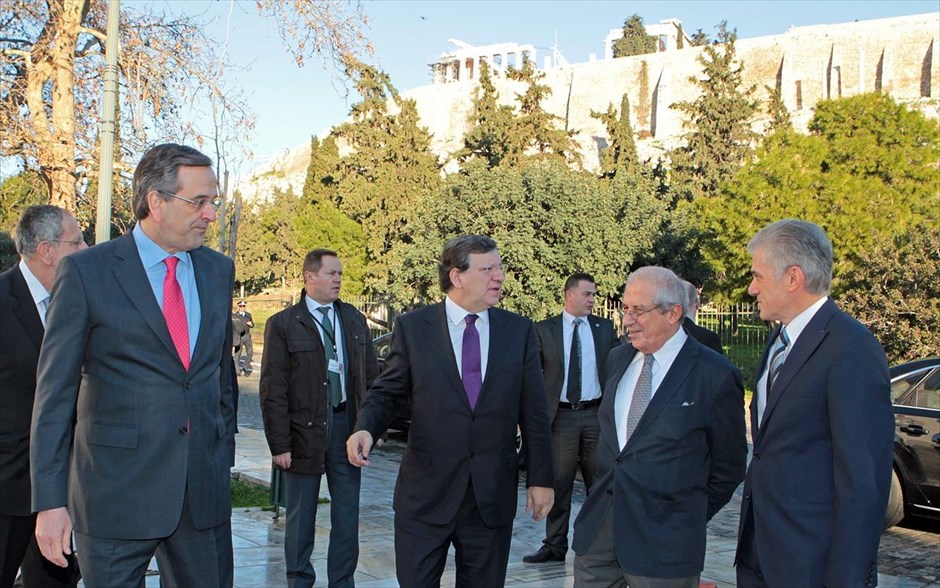 Σαμαράς - Μπαρόζο - Μουσείο της Ακρόπολης. Ο πρωθυπουργός Αντώνης Σαμαράς και ο Πρόεδρος της Ευρωπαϊκής Επιτροπής Ζοζέ Μανουέλ Μπαρόζο συνομιλούν με τον πρόεδρο του Μουσείου Ακρόπολης Δημήτρη Παντερμανλή (2Δ) και τον εκπρόσωπο της ΕΕ στην Αθήνα Πάνο Καρβούνη (Δ).
