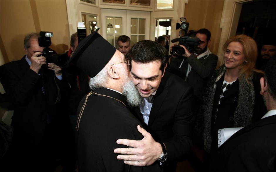 Συνάντηση Οικουμενικού Πατριάρχη – Αλ. Τσίπρα. Για την καμπάνια της υποψηφιότητάς του για την προεδρία της Κομισιόν ενημέρωσε ο πρόεδρος του ΣΥΡΙΖΑ Αλέξης Τσίπρας τον οικουμενικό πατριάρχη Βαρθολομαίο, δίνοντας έμφαση στην ανάγκη επαναδιαπραγμάτευσης της μεταναστευτικής πολιτικής.