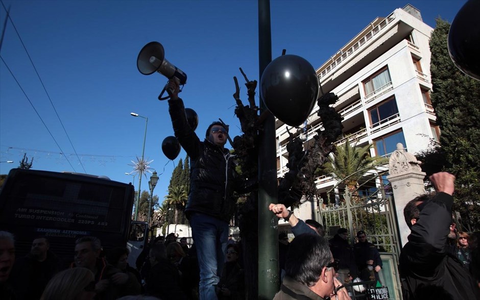 Διαμαρτυρία σχολικών φυλάκων έξω από το υπουργείο Διοικητικής Μεταρρύθμισης. 