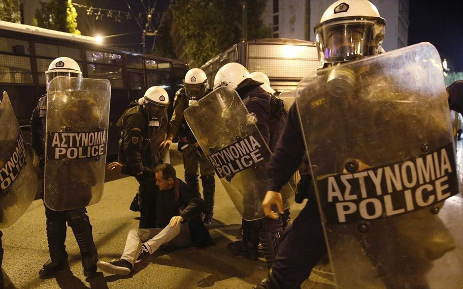Ελληνική προεδρία - Διαδήλωση στο κέντρο της Αθήνας. Πορεία πραγματοποιήθηκε στο κέντρο της Αθήνας κατά της κυβέρνησης και της Ευρωπαϊκής Ένωσης από διάφορους φορείς που αψήφησαν την κυβερνητική απαγόρευση. Κατά την διάρκεια της πορείας οι διαδηλωτές είχαν μικρής έντασης επεισόδιο με τις αστυνομικές δυνάμεις.
