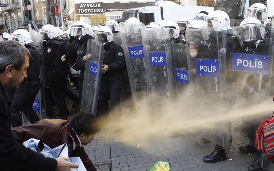 Επεισόδια στην Κωνσταντινούπολη. Τούρκοι αστυνομικοί ψεκάζουν με χημικά διαδηλωτές στην Κωνσταντινούπολη. Η κινητοποίηση είχε ως αφορμή τη συμπλήρωση ενός έτους από τη δολοφονία τριών Κούρδων ακτιβιστριών στο Παρίσι, εκ των οποίων η μία ήταν ιδρυτικό μέλος του PKK.&nbsp;