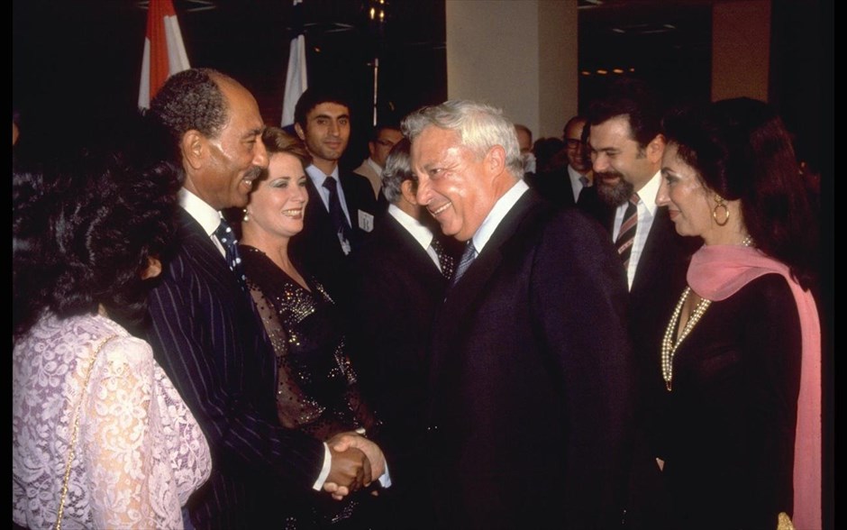 Ισραήλ - Αριέλ Σαρόν - Σεπτέμβριος 1979. Ο υπουργός Γεωργίας του Ισραήλ Αριέλ Σαρόν (3ος δεξιά) χαιρετά τον πρόεδρο της Αιγύπτου Ανβάρ Σαντάτ, στην πόλη Χαϊφα, 4 Σεπτεμβρίου 1979. Φωτογραφία αρχείου που δόθηκε στη δημοσιότητα από το γραφείο Τύπου της κυβέρνησης του Ισραήλ.