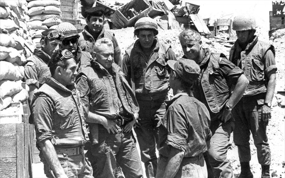 Ισραήλ - Αριέλ Σαρόν - 1970. Ο υποστράτηγος Αριέλ Σαρόν (2ος δεξιά) με διοικητές του ισραηλινού στρατού. Φωτογραφία αρχείου που τραβήχτηκε το 1970 και δόθηκε στη δημοσιότητα από το υπουργείο Άμυνας του Ισραήλ.