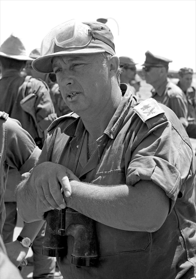Ισραήλ - Αριέλ Σαρόν - 1967. Ο ισραηλινός υποστράτηγος Αριέλ Σαρόν σε φωτογραφία από τον πόλεμο στη Μέση Ανατολή το 1967, που δόθηκε στη δημοσιότητα από το υπουργείο Άμυνας του Ισραήλ.