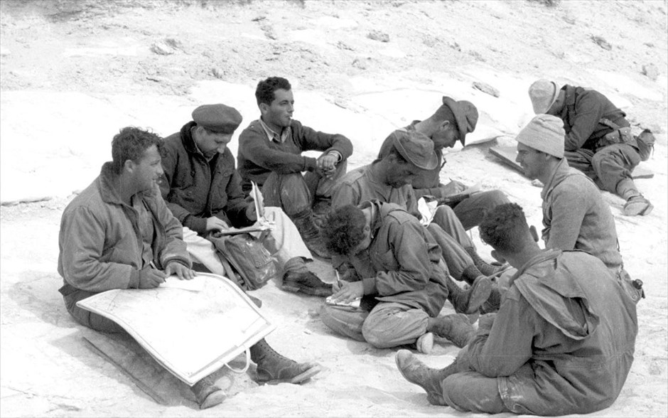Ισραήλ - Αριέλ Σαρόν - 1956. Ο Αριέλ Σαρόν (αριστερά) κάθεται με άλλους στρατιώτες, στη χερσόνησο του Σινά κατά τη διάρκεια του πολέμου με την Αίγυπτο το 1956 (30 Οκτωβρίου 1956). Η φωτογραφία δόθηκε στη δημοσιότητα από το υπουργείο Άμυνας του Ισραήλ.