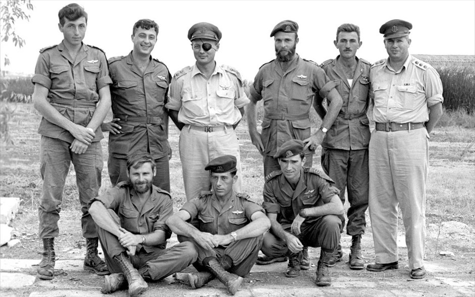 Ισραήλ - Αριέλ Σαρόν - 1955. Ο Αριέλ Σαρόν (2ος αριστερά) με τον Μοσέ Νταγιάν (3ος αριστερά) και άλλους στρατιωτικούς διοικητές, 28 Οκτωβρίου 1955. Η φωτογραφία δόθηκε στη δημοσιότητα από το Υπουργείο Άμυνας του Ισραήλ.