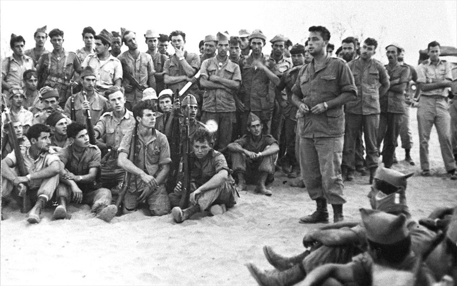 Ισραήλ - Αριέλ Σαρόν - 1955. Ο Αριέλ Σαρόν (δεξιά) ενημερώνει τη στρατιωτική μονάδα του  πριν από επιχείρηση, 30 Αυγούστου 1955. Η φωτογραφία δόθηκε στη δημοσιότητα από το Υπουργείο Άμυνας του Ισραήλ.