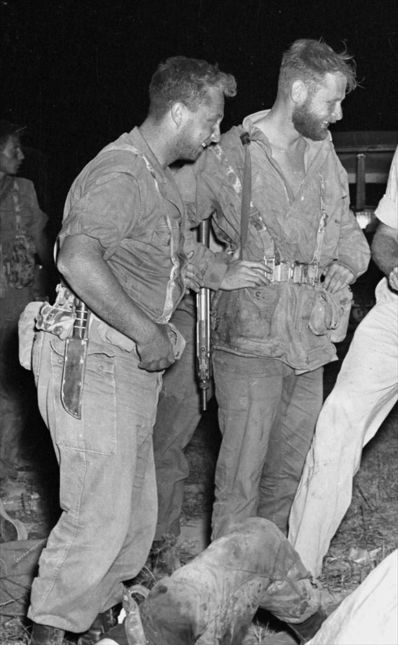 Ισραήλ - Αριέλ Σαρόν - 1955. Ο Αριέλ Σαρόν (αριστερά) κατά τη διάρκεια στρατιωτικής επιχείρησης, 30 Αυγούστου 1955. Φωτογραφία που δόθηκε στη δημοσιότητα από το Υπουργείο Άμυνας του Ισραήλ.