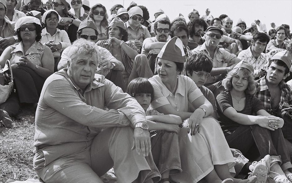 Ισραήλ - Αριέλ Σαρόν - 1977. Ο Αριέλ Σαρόν (αριστερά) με τη σύζυγό του Λίλυ και τους γιους του, Τζιλάντ (2ος αριστερά) και Αμρί (4ος αριστερά) κατά τη διάρκεια εκδήλωσης για το νέο πολιτικό κόμμα του, Shlomzion, στη Δυτική Όχθη (Φωτογραφία αρχείου, 1977).