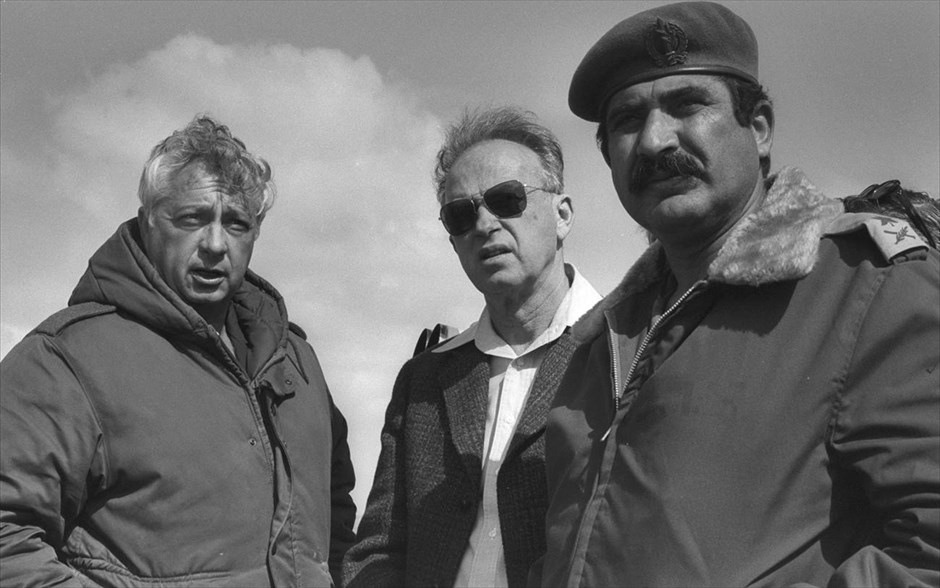 Ισραήλ - Αριέλ Σαρόν - 1976. Ο υποστράτηγος Αριέλ Σαρόν (από αριστερά προς δεξιά) με τον ισραηλινό πρωθυπουργό Γιτζάκ Ράμπιν (κέντρο) και τον υποστράτηγο Αντάμ Γιεκουτιέλ, στη χερσόνησο του Σινά, 19 Φεβρουαρίου 1976.