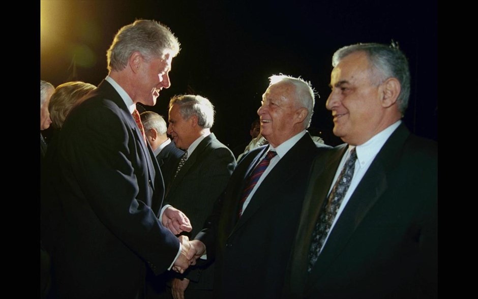 Ισραήλ - Αριέλ Σαρόν - 1998. Ο υπουργός Εξωτερικών του Ισραήλ Αριέλ Σαρόν (2ος δεξιά) χαιρετά τον Πρόεδρο των ΗΠΑ Μπιλ Κλίντον κατά τη διάρκεια δεξίωσης στο Διεθνές Αεροδρόμιο Μπεν Γκουριόν κοντά στο Τελ Αβίβ, 12 Δεκεμβρίου 1998.