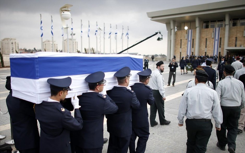 Σε λαϊκό προκύνημα η σορός του Σαρόν. Σε λαϊκό προσκύνημα στην Κνέσετ (ισραηλινή βουλή) έχει εκτεθεί από το πρωί η σορός του πρώην πρωθυπουργού του Ισραήλ Αριέλ Σαρόν. Ανά χιλιάδες προσέρχονται οι Ισραηλινοί για να πουν το τελευταίο αντίο.