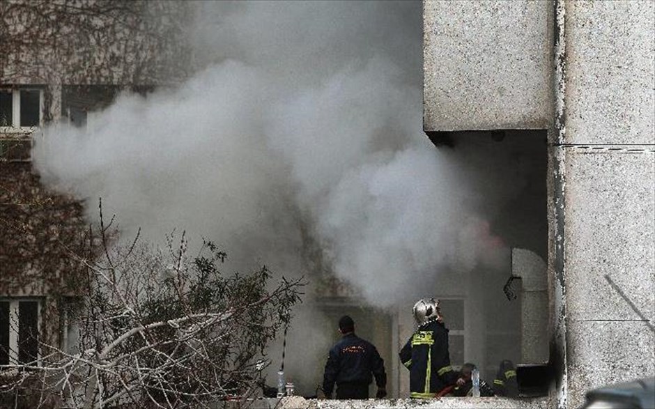 Πυρκαγιά στο νοσοκομείο «Μεταξά» στον Πειραιά. Πυρκαγιά, από αδιευκρίνιστη μέχρι στιγμής αιτία, εκδηλώθηκε το μεσημέρι στο 2ο υπόγειο του Νοσοκομείου «Μεταξά» στην οδό Μπόταση στον Πειραιά.&nbsp;Σύμφωνα με τις πρώτες πληροφορίες, στο σημείο, όπου εκδηλώθηκε η φωτιά βρίσκεται μια αποθήκη με αρχείο του νοσοκομείου.&nbsp;Λόγω του καπνού, κάποιοι ασθενείς μεταφέρθηκαν, απο το προσωπικό του νοσοκομείου, σε άλλες πτέρυγες με ασφάλεια.&nbsp;Η φωτιά τέθηκε υπό έλεγχο, λίγο μετά τις 4.