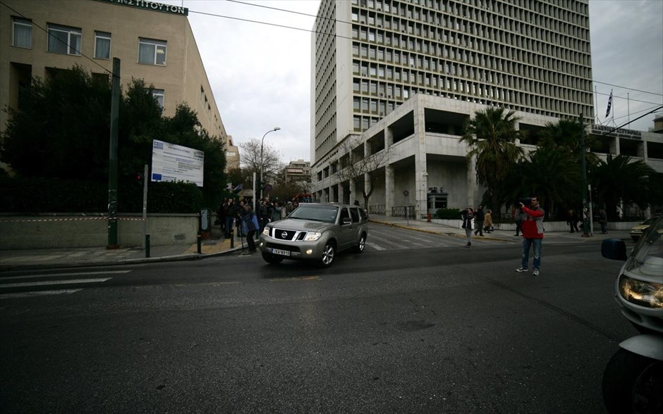 Στις φυλακές Κορυδαλλού δύο βουλευτές της Χρυσής Αυγής. Στις φυλακές Κορυδαλλού οδηγήθηκαν οι βουλευτές της Χρυσής Αυγής Γιώργος Γερμενής και Παναγιώτης Ηλιόπουλος, οι οποίοι κρίθηκαν προφυλακιστέοι μετά από τις μαραθώνιες απολογίες τους το Σάββατο και κρατούνταν στη ΓΑΔΑ. Στην επιχείρηση συμμετείχαν εννέα αυτοκίνητα, μεταξύ των οποίων τρία τζιπ της αντιτρομοκρατικής, καθώς και μοτοσικλέτες.