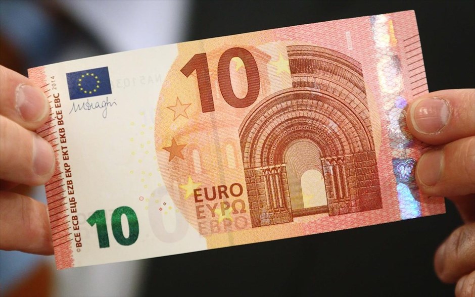 Αποκαλυπτήρια για το νέο 10ευρω. Το νέο χαρτονόμισμα των 10 ευρώ παρουσίασε σήμερα η Ευρωπαϊκή Κεντρική Τράπεζα, το οποίο έχει πολλά κοινά με αυτό που εκδόθηκε για πρώτη φορά το 2002, αλλά είναι ωστόσο πολύ πιο ασφαλές. Το νέο χαρτονόμισμα έχει ανανεωμένη εμφάνιση και ενισχυμένα χαρακτηριστικά ασφαλείας. Όπως και το νέο χαρτονόμισμα των 5 ευρώ, περιλαμβάνει μια προσωπογραφία της Ευρώπης στο ολόγραμμα και στο υδατογράφημα.