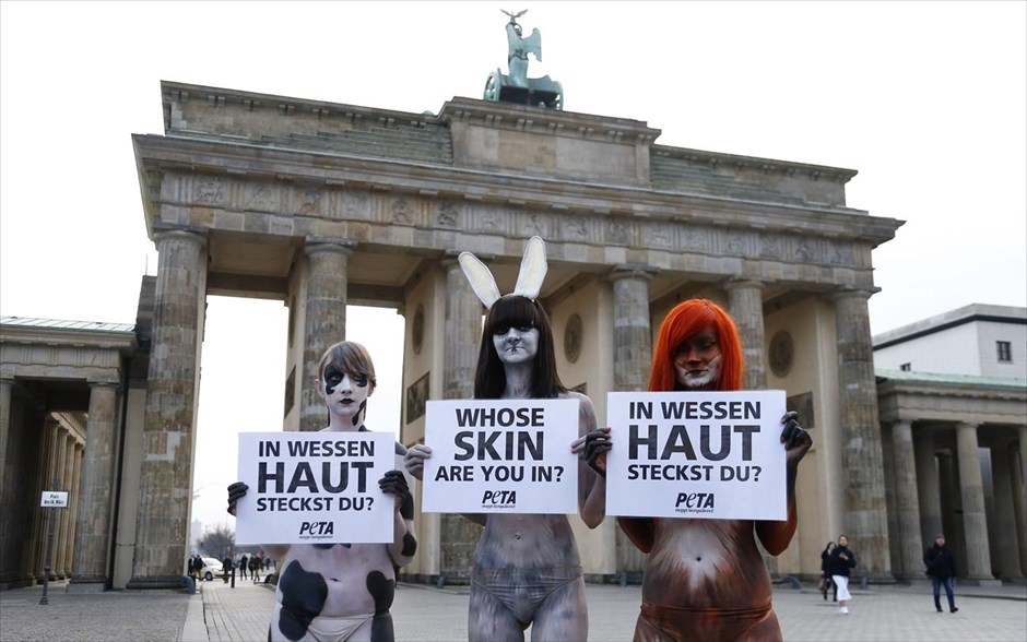 Ακτιβίστριες της PETA στην Εβδομάδα Μόδας του Βερολίνου. Ακτιβίστριες της οργάνωσης για την ηθική μεταχείριση των ζώων&nbsp;PETA κρατούν πλακάτ που αναγράφουν: &nbsp;«Ποιου είναι το δέρμα που φοράς;» μπροστά από την Πύλη του Βρανδεμβούργου, λίγο πριν την έναρξη επίδειξης στο πλαίσιο της Εβδομάδας Μόδας του Βερολίνου.&nbsp;