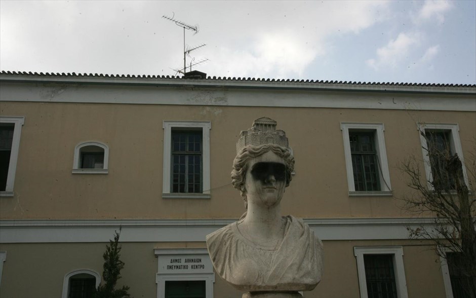 Στιγμιότυπο από το κέντρο της Αθήνας. Προτομή με μαύρη μπογιά στα μάτια έξω από&nbsp;το Πνευματικό Κέντρο του Δήμου Αθηναίων.&nbsp;