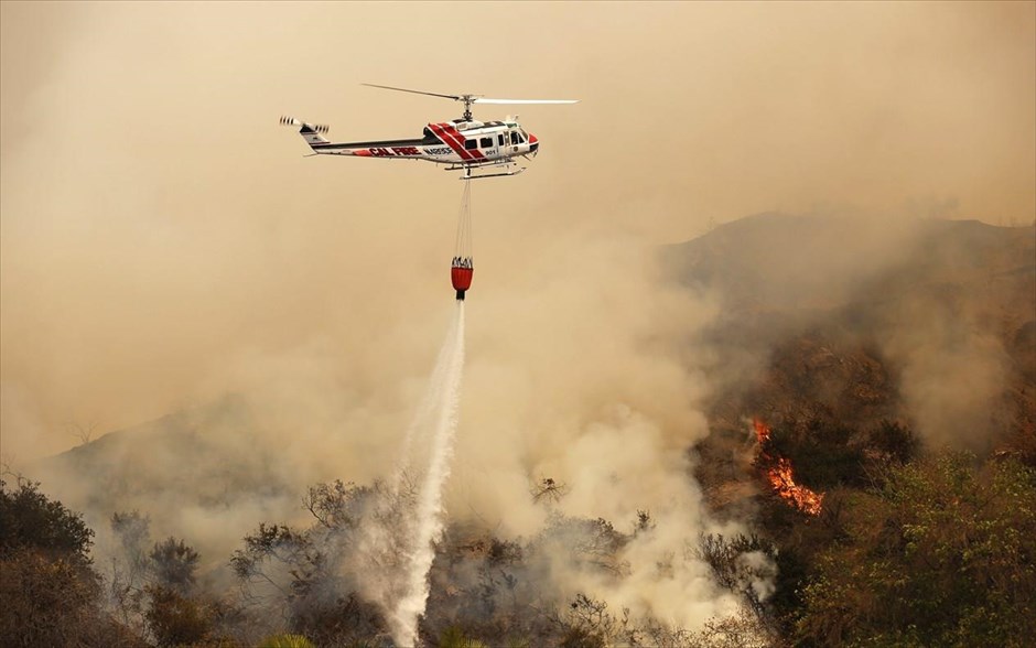 Μεγάλη πυρκαγιά πλήττει τη νότια Καλιφόρνια. Μεγάλη πυρκαγιά η οποία απειλεί δεκάδες κατοικίες έχει ξεσπάσει στους πρόποδες των Ορέων Σαν Γκάμπριελ στη νότια Καλιφόρνια. Εικόνες δείχνουν τις φλόγες να έχουν πλησιάσει ανησυχητικά κοντά σε οικίες της Γκλεντόρα. Οι αρχές έχουν διατάξει την εκκένωση κατοικιών οι οποίες απειλούνται άμεσα από τις φλόγες.
