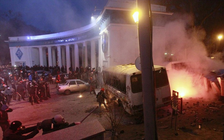 Συμπλοκές μεταξύ διαδηλωτών και αστυνομικών στο Κίεβο - Ουκρανία . Την Κυριακή, μερικοί διαδηλωτές, οι οποίοι προσπάθησαν να διασπάσουν τον αστυνομικό κλοιό για να προχωρήσουν προς το κοινοβούλιο, κατέλαβαν κλούβες της αστυνομίας. Οι δυνάμεις της τάξης απάντησαν χρησιμοποιώντας δακρυγόνα και γκλομπ.