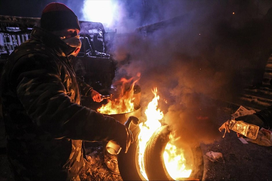 Ουκρανία - Κίεβο - Διαδηλώσεις. Διαδηλωτές ετοιμάζουν τα «πολεμοφόδιά» τους, καθώς βρίσκονται σε εξέλιξη συγκρούσεις στο κέντρο του Κιέβου.