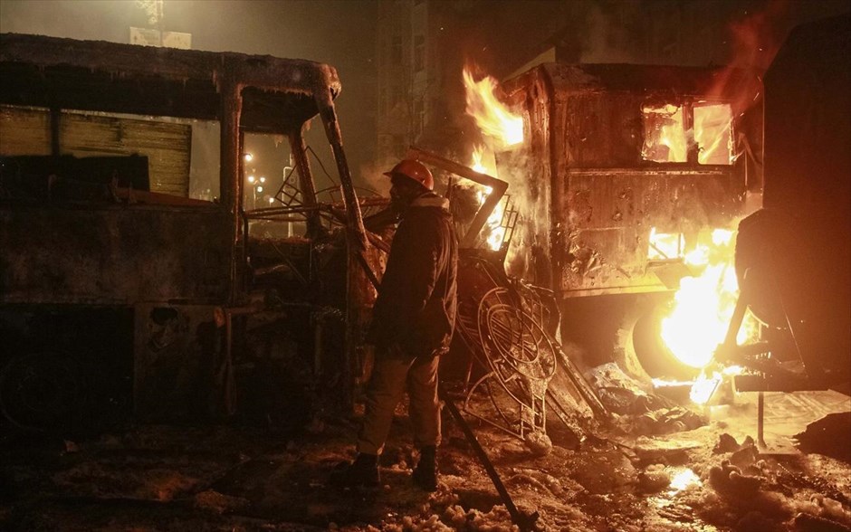 Ουκρανία - Κίεβο - Διαδηλώσεις. Οχήματα της αστυνομίας φλέγονται κατά τη διάρκεια των χθεσινών συκγρούσεων.