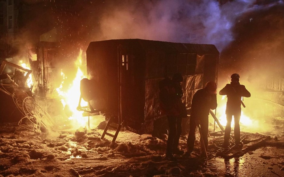 Ουκρανία - Κίεβο - Διαδηλώσεις. Όχημα της αστυνομίας έχει παραδοθεί στις φλόγες.