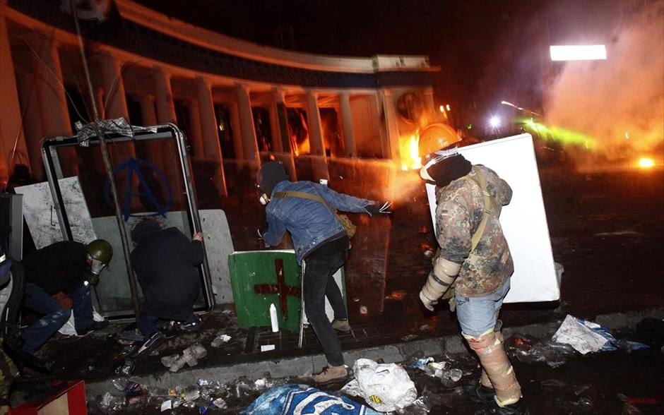 Ουκρανία - Κίεβο - Διαδηλώσεις. Διαδηλωτές προσπαθούν να προστατευθούν, ενώ βρίσκονται σε εξέλιξη σφοδρές συγκρούσεις στο κέντρο του Κιέβου.