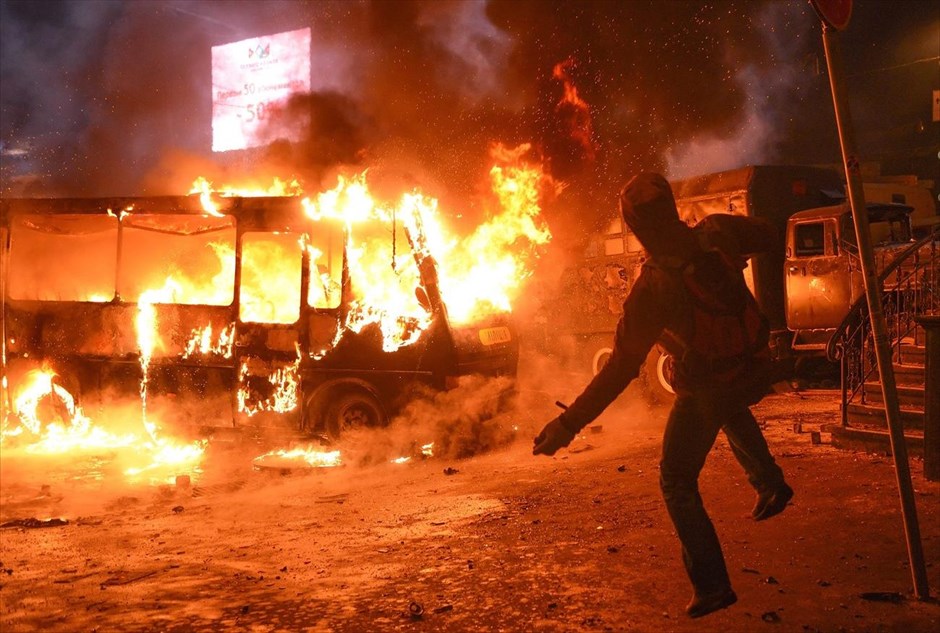 Ουκρανία - Κίεβο - Διαδηλώσεις. Διαδηλωτής πετά πέτρες προς τους αστυνομικούς.&nbsp;