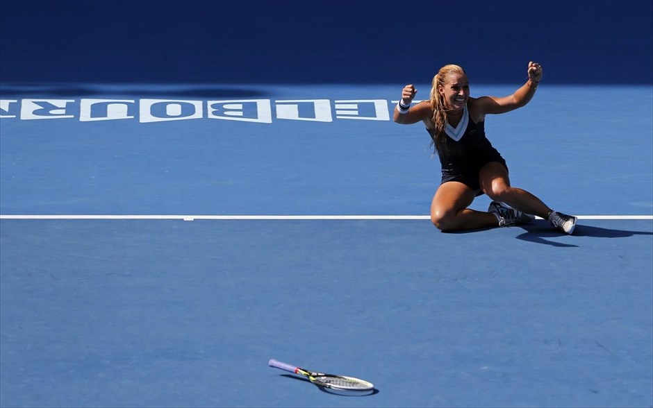 Όπεν Αυστραλίας: Στον τελικό η Τσιμπούλκοβα . Η Σλοβάκα Ντομίνικα Τσιμπούλκοβα&nbsp;έκανε την έκπληξη αφήνοντας εκτός με 2-0 (6-1, 6-2) την Πολωνή Ανιέσκα Ραντβάνσκα, που είχε αποκλείσει τη Βικτόρια Αζαρένκα. Η Σλοβάκα προκρίθηκε στον τελικό του αυστραλιανού όπεν, όπου θα αντιμετωπίσει την Κινέζα Να Λι.&nbsp;