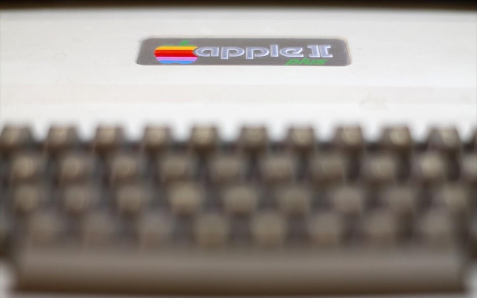 30 χρόνια Macintosh . Ο Apple II ήταν ο δεύτερος οικιακός υπολογιστής 8-bit, που παρουσιάστηκε από την Apple τον Απρίλιο του 1977. Διαδέχθηκε τον Apple I, αλλά ουσιαστικά αποτέλεσε τον πρώτο μαζικής παραγωγής ηλεκτρονικό υπολογιστή, της Apple.