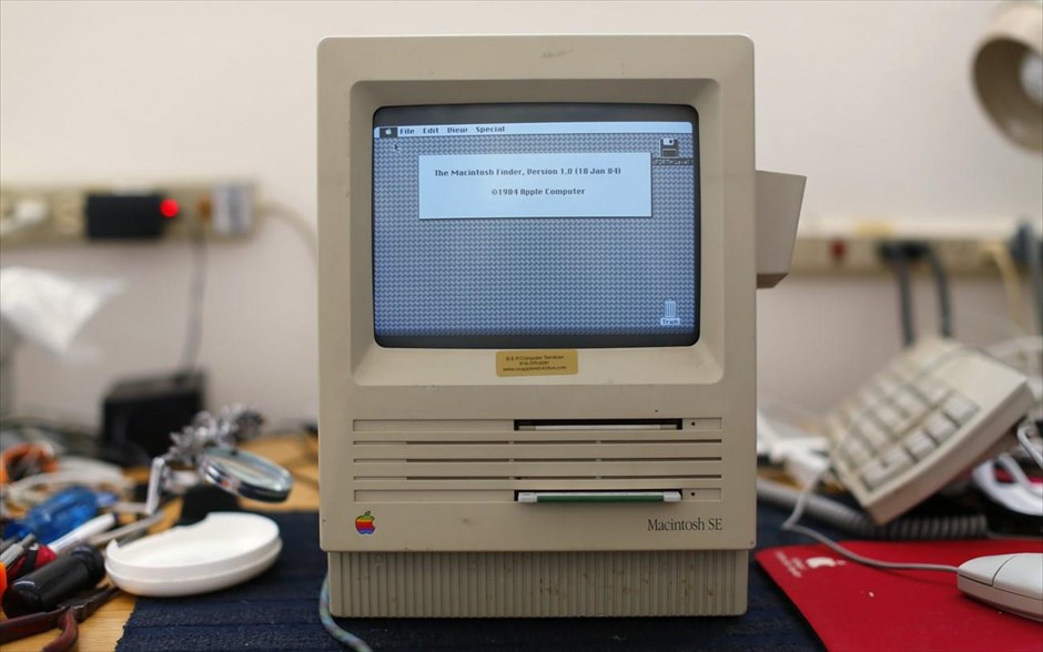 30 χρόνια Macintosh . Ο υπολογιστής Macintosh SE που κατασκευάζονταν από την Apple από το 1987 έως το 1990.