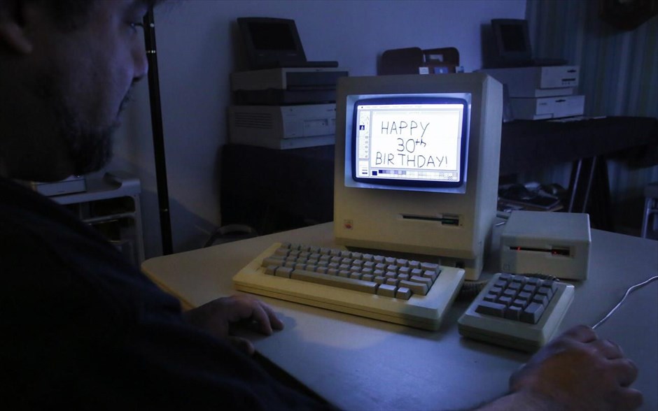 30 χρόνια Macintosh . Μήνυμα για τα 30 χρόνια ιστορίας του Mac δημιουργημένο με την πρώτη έκδοση του προγράμματος  MacPaint σε υπολογιστή  Macintosh 128K.