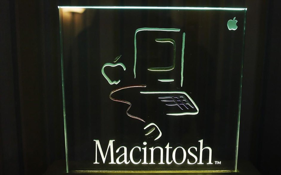 30 χρόνια Macintosh . Το λογότυπο του πρώτου υπολογιστή Macintosh (128K).