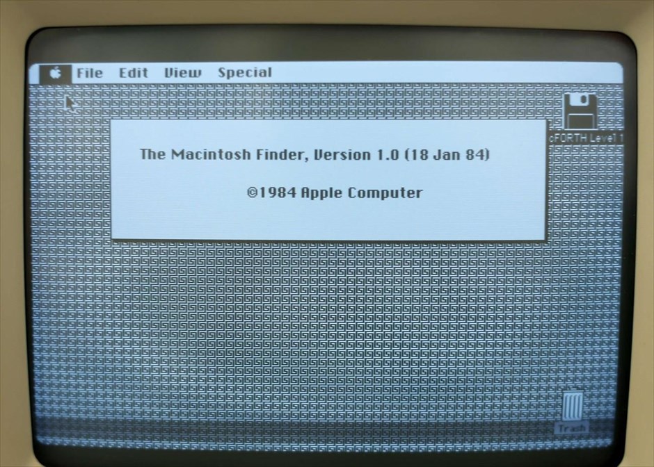 30 χρόνια Macintosh . Οθόνη έναρξης του λειτουργικού συστήματος ενός Macintosh SE.