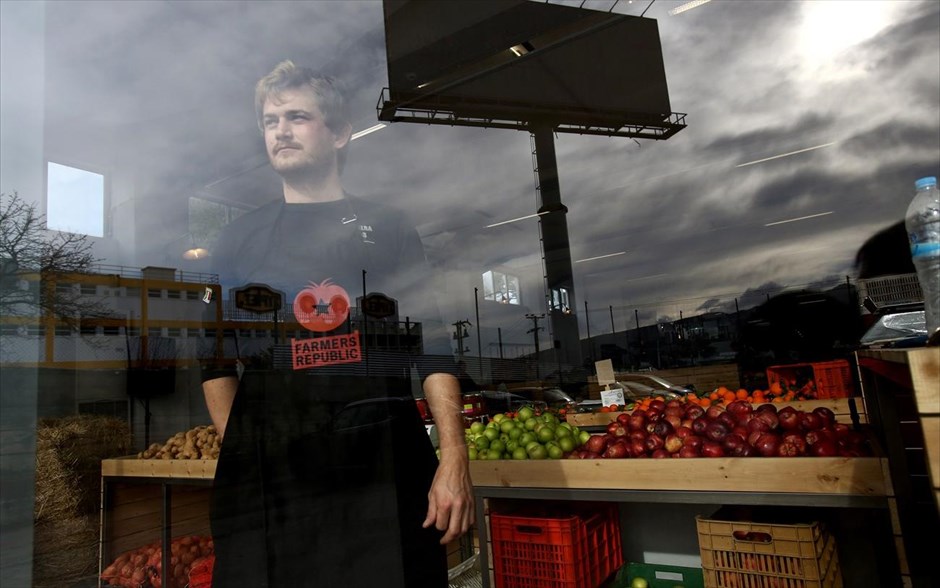 Farmers Republic: Η πρώτη στεγασμένη λαϊκή άνοιξε τις πόρτες της. Το Farmers Republic είναι η πρώτη στεγασμένη αγορά παραγωγών, όπου τα προϊόντα θα πωλούνται απευθείας, χωρίς μεσάζοντες. Στη νέα αυτή αγορά, όπου σημερα ξεκινά η λειτουργία της, βρίσκεται στον κόμβο του Αγίου Στεφάνου, σε ένα χώρο 1.200 τ.μ. Λειτουργεί παντοπωλείο με περισσότερα από 200 προϊόντα, ενώ 40 παραγωγοί θα διαθέτουν φρέσκα προϊόντα εποχής.