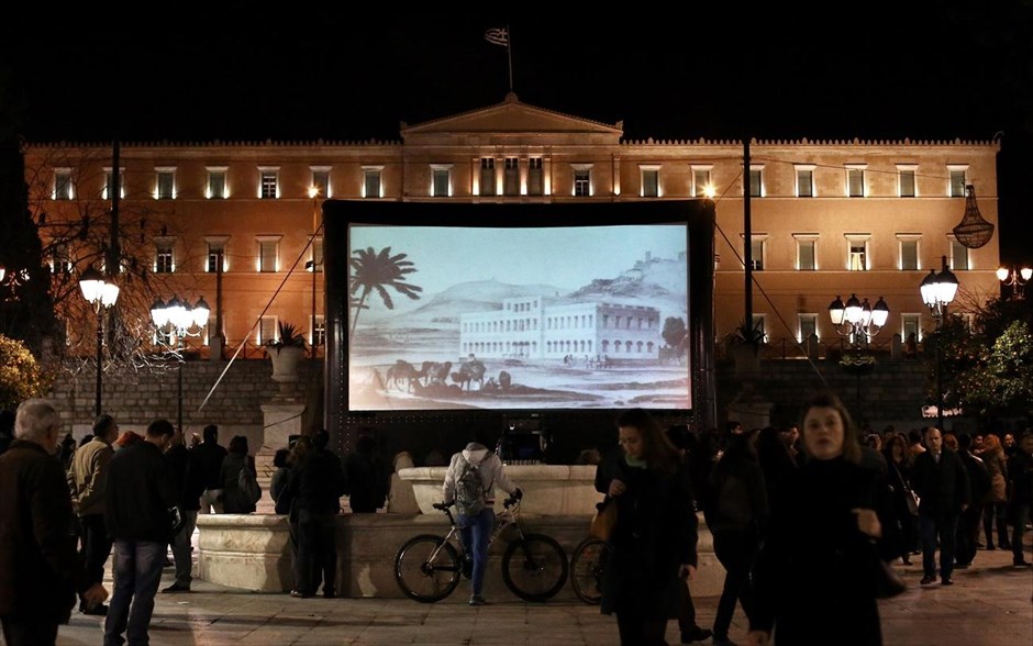 Εκδήλωση-φόρος τιμής στον Θεόδωρο Αγγελόπουλο στην πλατεία Συντάγματος. Εκδήλωση-φόρος τιμής στον Έλληνα σκηνοθέτη Θόδωρο Αγγελόπουλο, ανήμερα της συμπλήρωσης των δύο χρόνων από το θάνατό του, με προβολή του ντοκιμαντέρ «Αθήνα, Επιστροφή στην Ακρόπολη» στην πλατεία Συντάγματος.