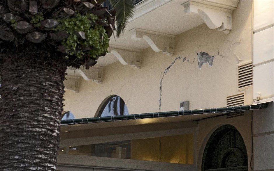Σεισμός 5,9 Ρίχτερ στην Κεφαλλονιά. Ρωγμή έχει σχηματιστεί σε εξωτερικό επίχρισμα τοίχου καταστήματος.