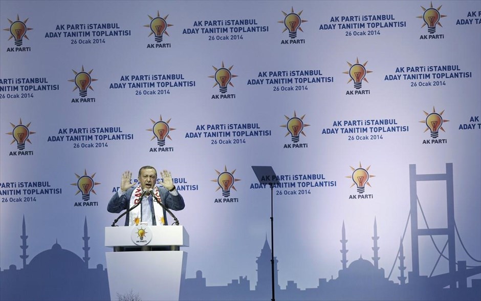 Σε προεκλογικό πυρετό ο Ερντογάν. Ο πρωθυπουργός της Τουρκίας Ρετζέπ Ταγίπ Ερντογάν μιλά σε οπαδούς του κόμματός του, κατά τη διάρκεια πολιτικής εκδήλωσης στην οποία ανακοίνωσε τους υποψήφιους του AK για τις επερχόμενες τοπικές εκλογές στην Κωνσταντινούπολη.