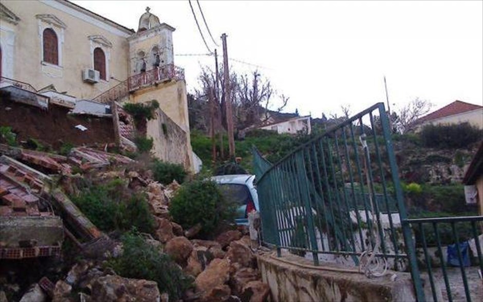 Σεισμός 5,9 Ρίχτερ στην Κεφαλονιά - inkefalonia.gr. Εικόνα από την εκκλησία της Αγίας Θέκλης, όπου με την πτώση του τοίχου καταπλακώθηκε ένα αμάξι και μία μηχανή.
