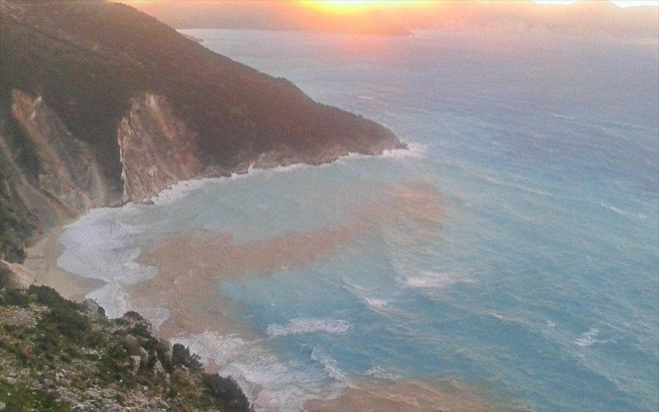 Σεισμός 5,9 Ρίχτερ στην Κεφαλονιά - e-kefalonia.net. Η παραλία της Κεφαλονιάς, Μύρτος μέτα το σεισμό.&nbsp;Το χώμα που ξεχωρίζει είναι το σχίσμα του Χάρακα.