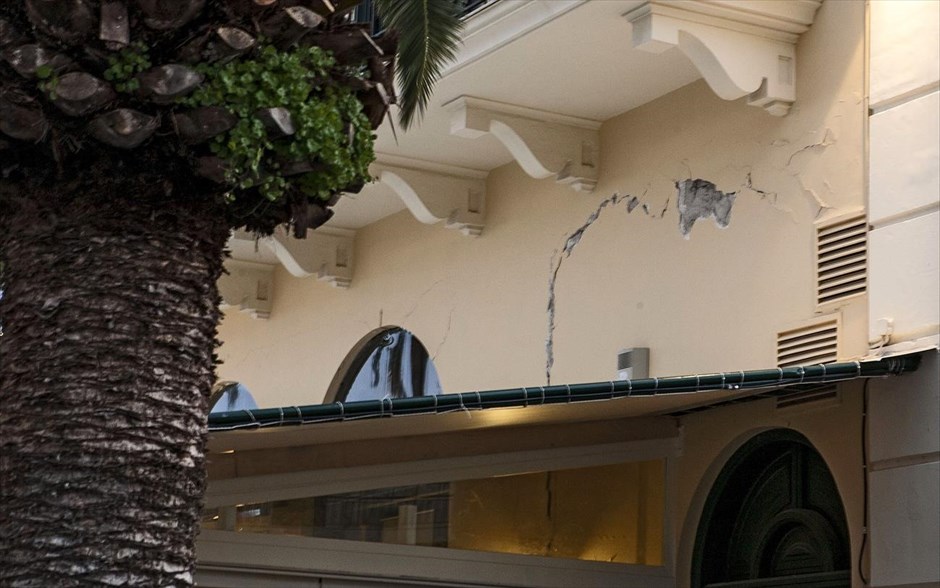 Ισχυρός σεισμός στην Κεφαλονιά. Ρωγμή έχει σχηματιστεί σε εξωτερικό επίχρισμα τοίχου καταστήματος από το σεισμό μεγέθους 5,9 βαθμών της κλίμακας Ρίχτερ, που σημειώθηκε 5 χιλιόμετρα βορειοδυτικά του Αργοστολίου το μεσημέρι της Κυριακής στην Κεφαλονιά. Το νησί κηρύχθηκε σε κατάσταση έκτακτης ανάγκης, προκειμένου να διευκολυνθούν οι διαδικασίες καταγραφής των ζημιών και η αποκατάσταση των πληγέντων από τον σεισμό
