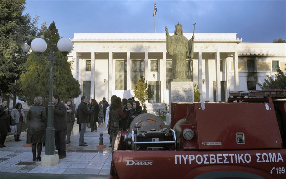 Κόρινθος: Έκρηξη στο δικαστικό μέγαρο. Υπάλληλοι του δικαστικού μεγάρου Κορίνθου βρίσκονται έξω από το κτήριο του μεγάρου, &nbsp;μετά από την έκρηξη εμπρηστικού μηχανισμού που είχε τοποθετηθεί έξω από την πόρτα του γραφείου του β