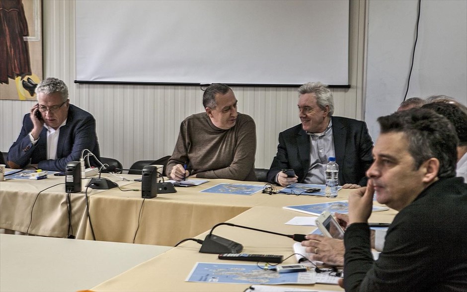 Κεφαλονιά - Μιχελάκης. Ο υπουργός Εσωτερικών Γιάννης Μιχελάκης (2ος Α) συμμετέχει σε σύσκεψη στο Δημαρχείο της Κεφαλονιάς.